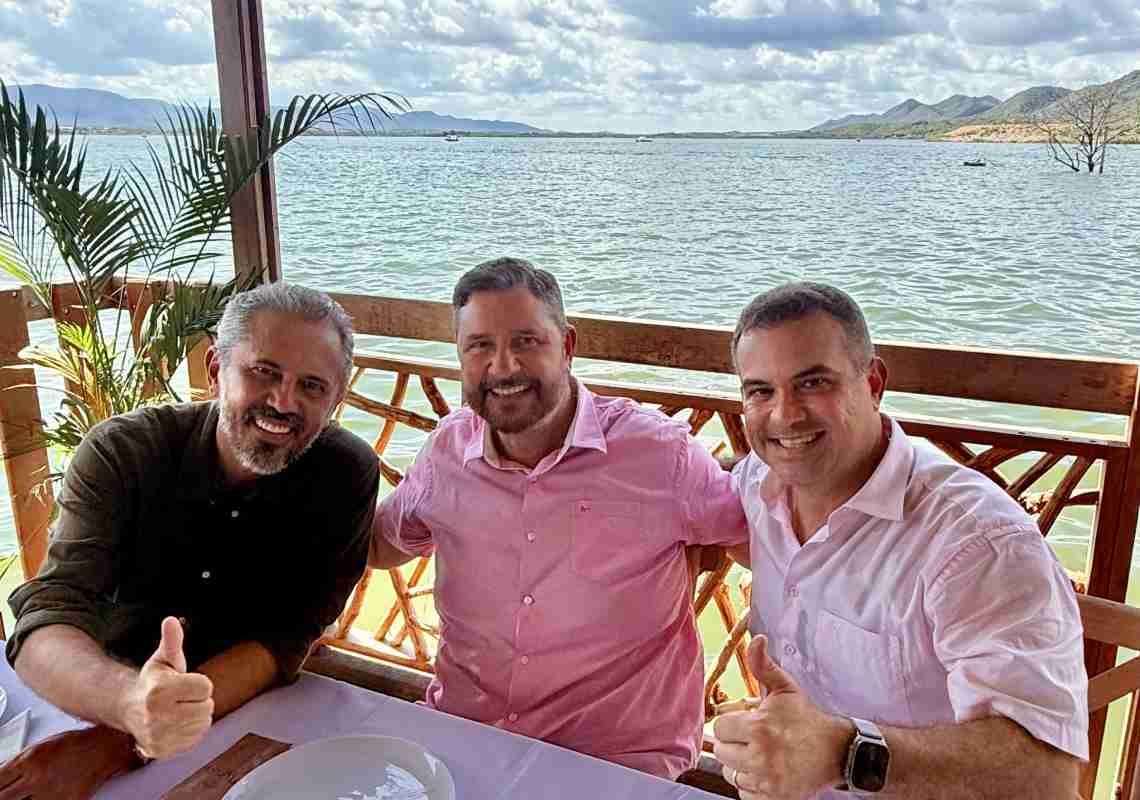 Governador Elmano visita Orós ao lado de comitiva estadual; deputado Simão Pedro é o anfitrião
